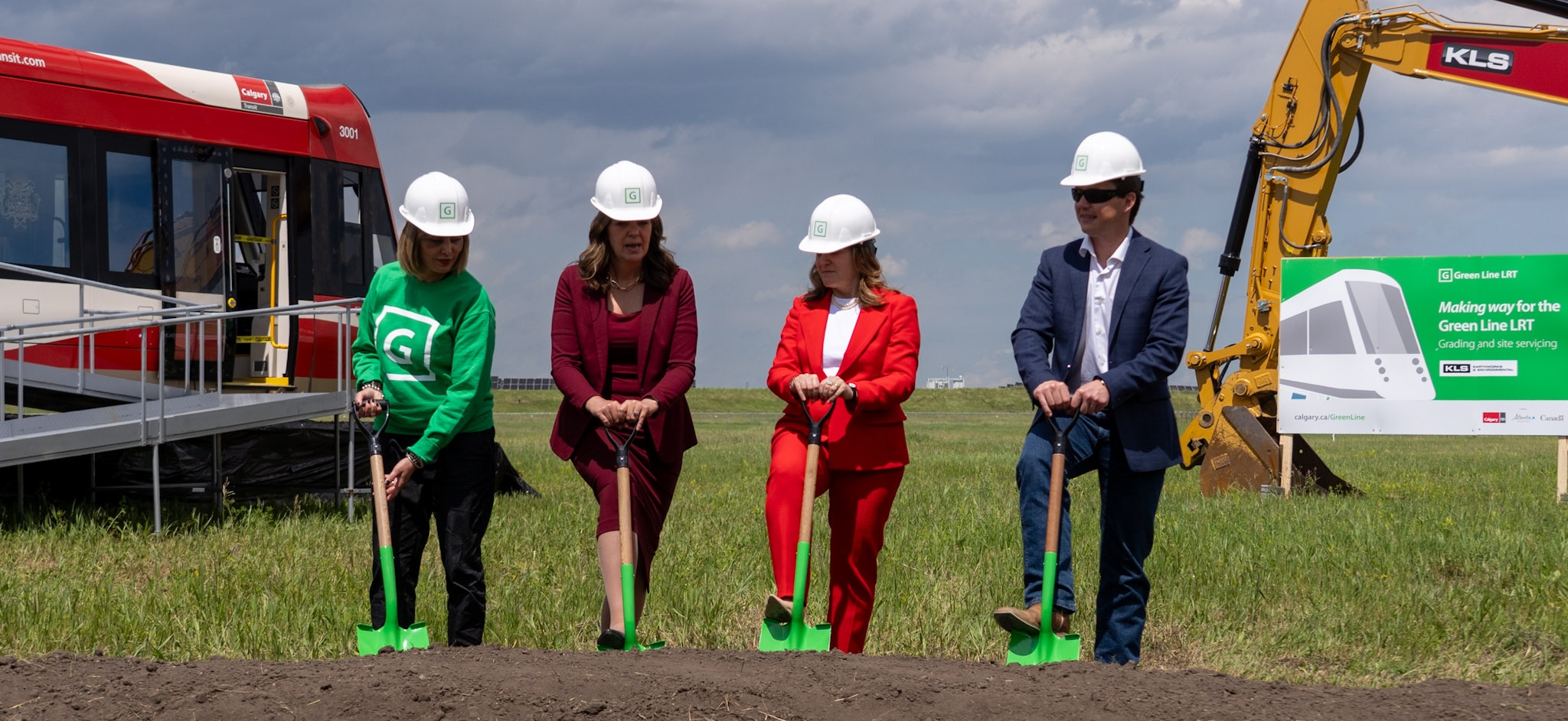 From left: Jyoti Gondek, Mayor of Calgary; The Honourable Danielle Smith, Premier of Alberta; The Honourable Chrystia Freeland, Minister of Transport and Internal Trade, Government of Canada; and The Honourable Devin Dreeshen, Minister of Transportation and Economic Corridors, Government of Alberta