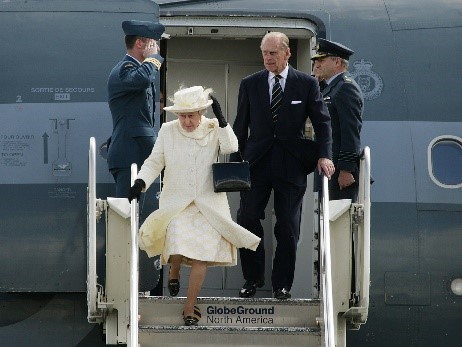 Queen getting of plane